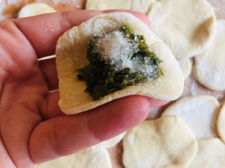 Приготуйте вареники зі щавлем — кислинковий смак квітня в кожному шматочку