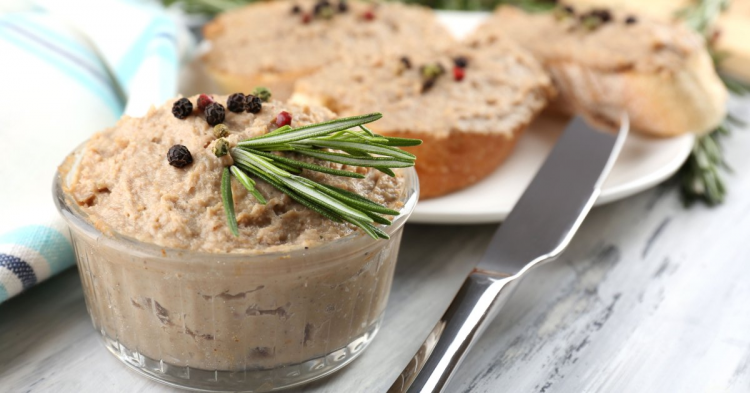 Спробуйте ніжний курячий паштет з вершковим маслом і коньяком — ідеальна закуска для бутербродів