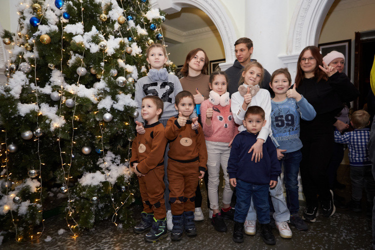 На Дніпропетровщині дітей зі святом Миколая привітали зіркові ведучі та гурт KAZKA