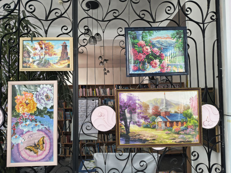 Мистецтво, що торкається серця: у Кам’янському бібліотека на Шевченка запрошує на виставку бісерної вишивки