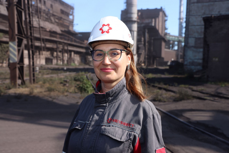 Від елегантних суконь до робочої форми: історія Олександри Піскарьової з Каметсталі