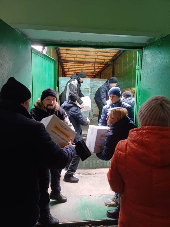 Переселенці з Очеретинської громади отримали допомогу від Ріната Ахметова у Кам'янському