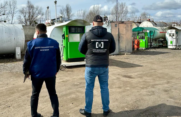 Дніпропетровщина увійшла до п'ятірки "лідерів" за кількістю нелегальних заправок