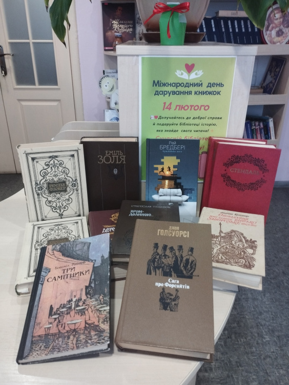 Книга, що єднає: мешканці та волонтери Кам’янського поповнюють фонди центральної бібліотеки