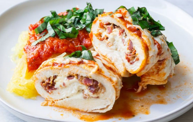 Приготуйте курячі рулетики з беконом і сиром — хрустка страва, яка зникає зі стола першою