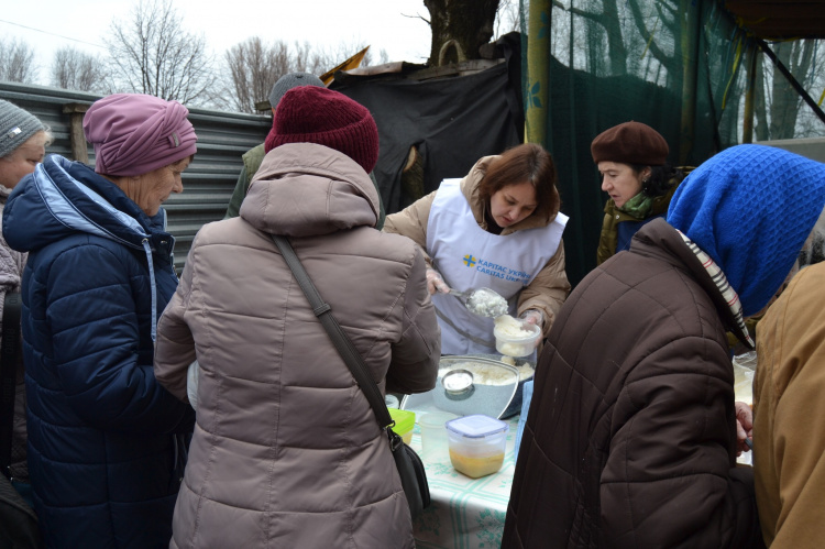Благодійники у Кам'янському поновили роздачу безкоштовних обідів - деталі