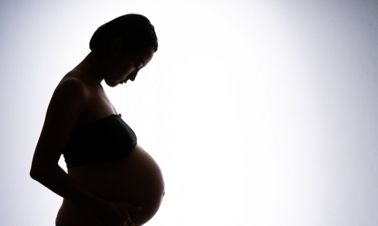 Скаржилася на здуття живота, а виявилася вагітною: кам'янчанка народила дівчинку