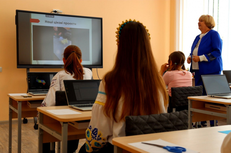 У Кам'янському районі відкрили сучасний цифровий центр для ліцеїстів