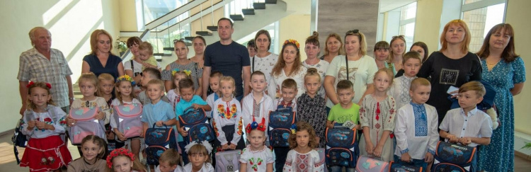 Діти Кам’янського отримали рюкзаки та шкільне приладдя