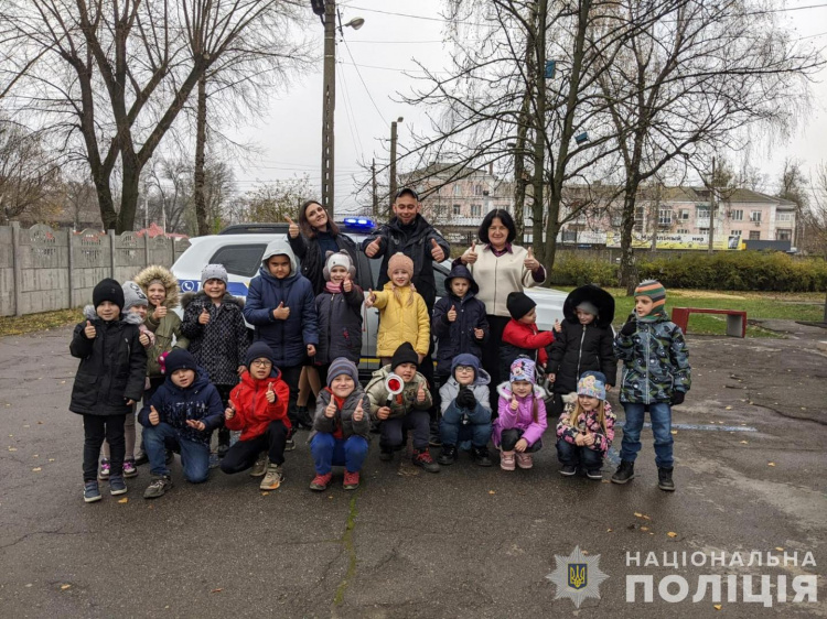 Поліцейські нагадали школярам Кам'янського правила безпеки дорожнього руху