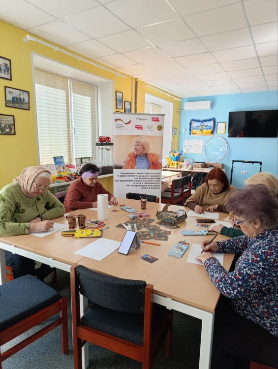 Через мистецтво до себе: у Кам’янському жінки поважного віку вчилися цінувати власний шлях