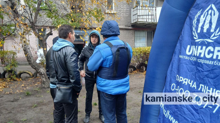 Нещадний удар та наслідки: у Кам'янському розгорнуто екстрену допомогу після обстрілу