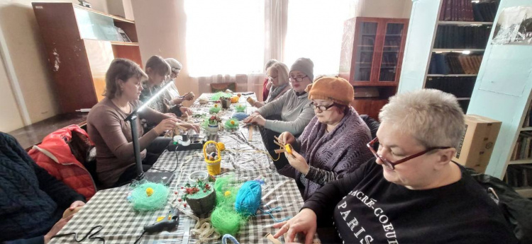 У колі друзів: в Кам'янському пройшов майстер-клас з виготовлення великодніх сувенірів для ВПО з Авдіївки
