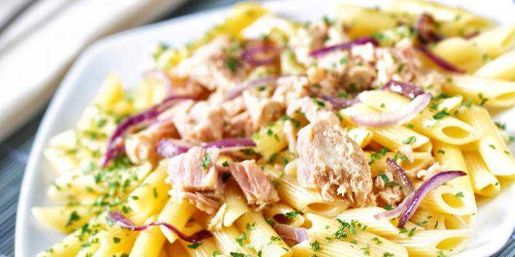 Макарони по-флотськи з консервованим тунцем - рецепт ситної класики з гуманітарних наборів