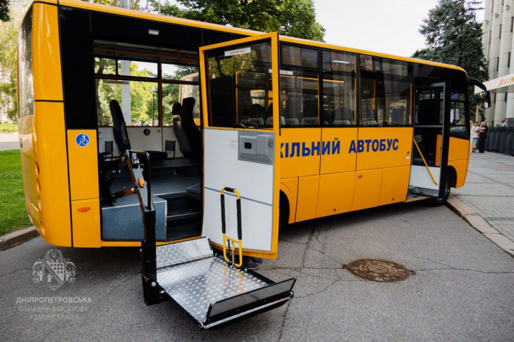 Навчальні заклади віддалених населених пунктів Дніпропетровщини отримали сучасні шкільні автобуси
