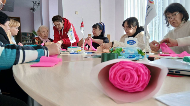 Троянди як терапія: кам’янчани створювали квітку з паперу для боротьби зі стресом