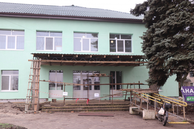 Модернізація П’ятихатської лікарні: у поліклініці утеплили фасад і облаштовують пандус