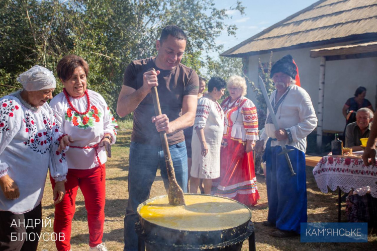 У Карнаухівці традиційну зливану кашу готували усім гуртом