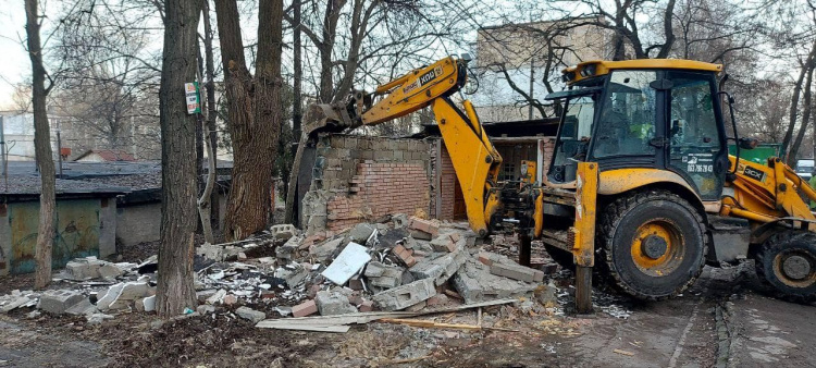 У Кам'янському продовжують демонтувати незаконні споруди - фотозвіт