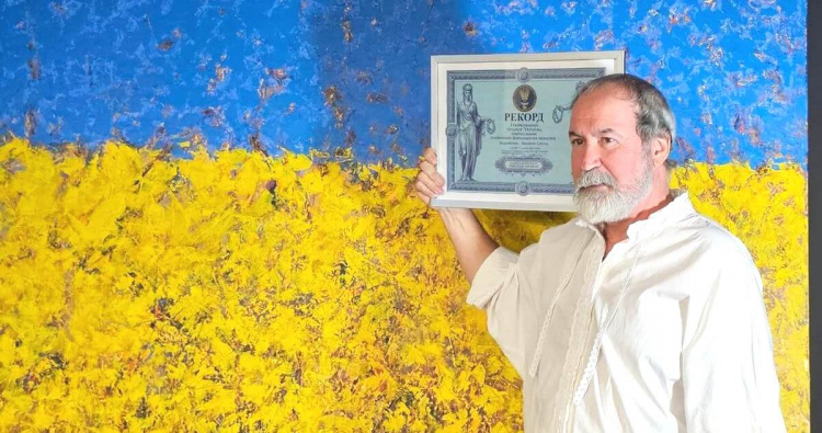 Найбільший український прапор на полотні: новий національний рекорд створив художник з Дніпра