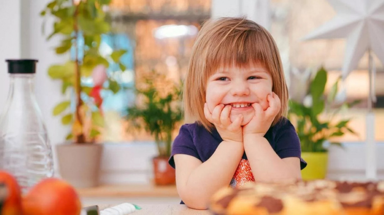 Усміхнена дитина у дитячому садочку