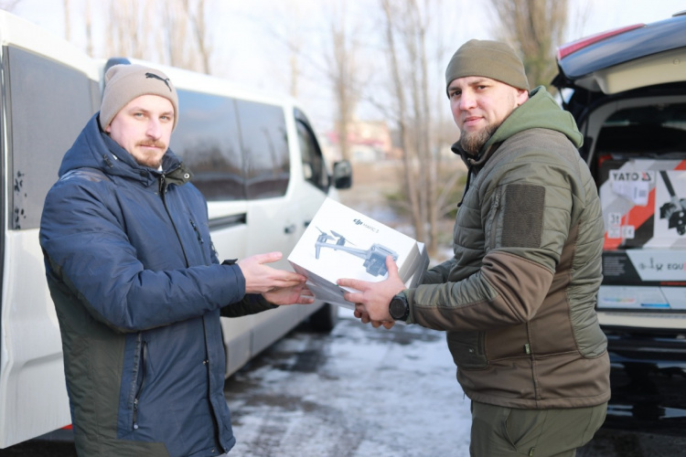 Метінвест передав бійцям протиповітряної оборони партію квадрокоптерів та металошукачі