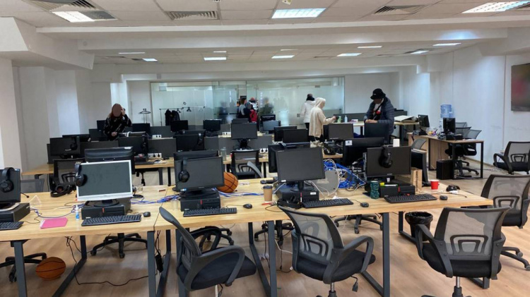 «Офісники» з Дніпра: сповідь колишніх працівників про те, як місто стало столицею телефонного шахрайства