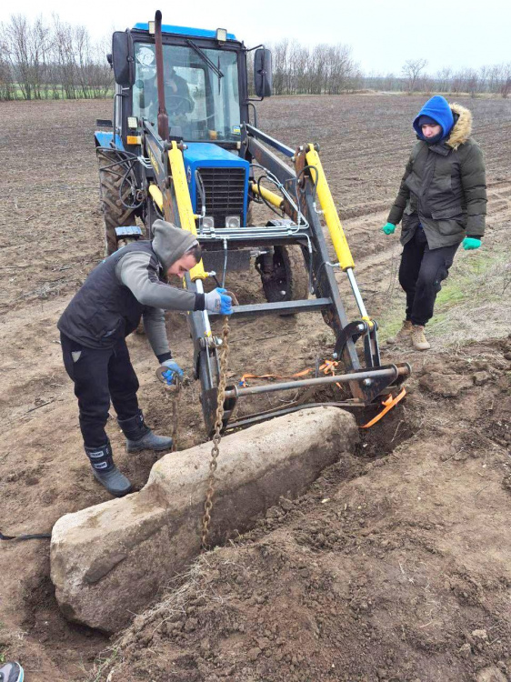 Спадщина тисячоліть у полі: на Дніпропетровщині випадково знайшли унікальну кам’яну стелу