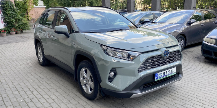 Toyota RAV-4 за 5 тис. грн: як начальник сервісного центру МВС у Кам’янському "вигідно" оновив автопарк
