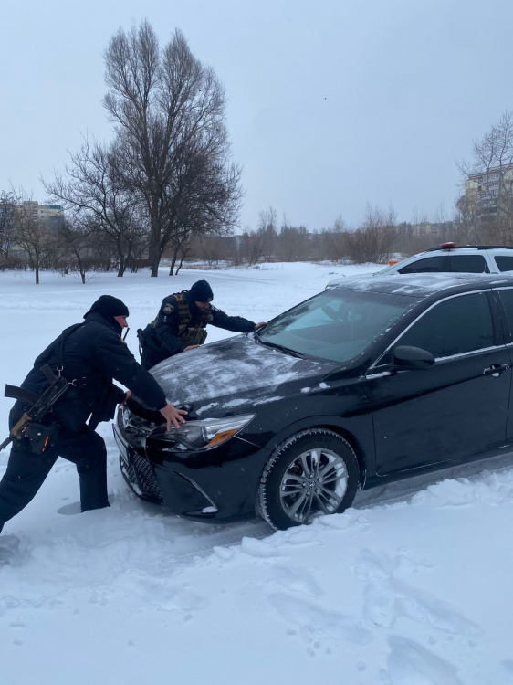 Звільняють зі снігової пастки та буксирують - поліцейські допомагають кам'янчанам