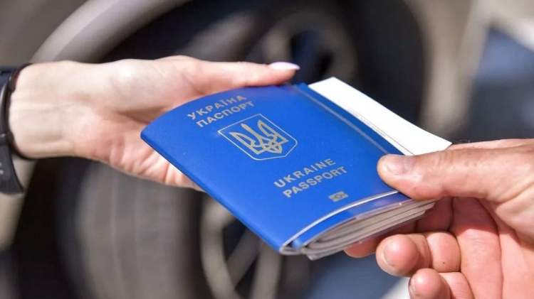 Змінено правила виїзду з України: контроль пасажирів тепер проводитимуть прямо у вагонах поїздів