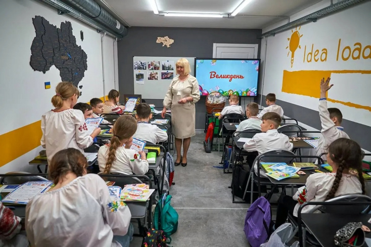 Освіта під землею: обіцяють безкоштовне харчування та підвищення зарплат вчителям