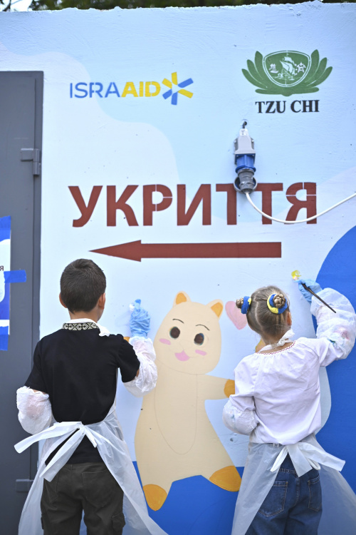 Безпечний простір та творчість: у Камʼянському районі діти розмалювали укриття та отримали підтримку
