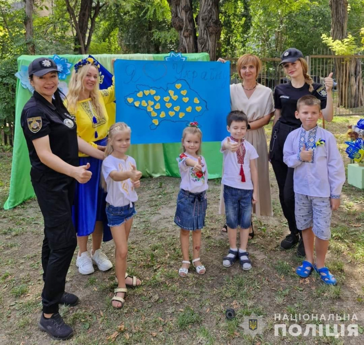 Кам'янські поліцейські та діти до свята створили карту єдності