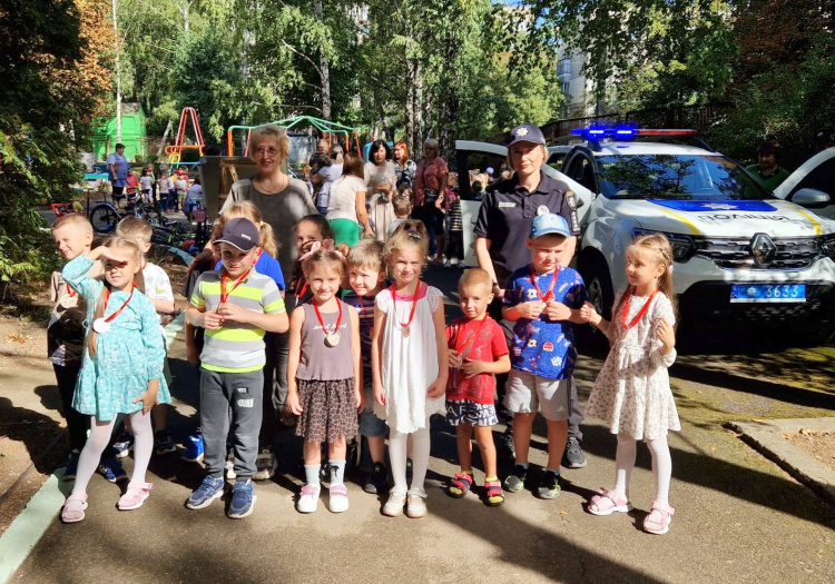 Поліцейські Кам'янського району через гру розповіли дошколятам правила дорожнього руху