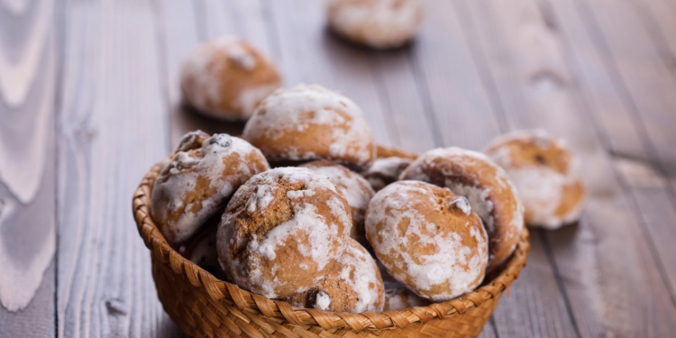 Спробуйте ароматні медові пряники з глазур’ю — класичний зимовий десерт, що наповнить дім святковим ароматом