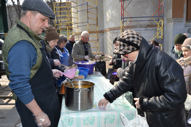 Спілкування, підтримка, смачний обід: Карітас Кам'янське робить життя ВПО краще