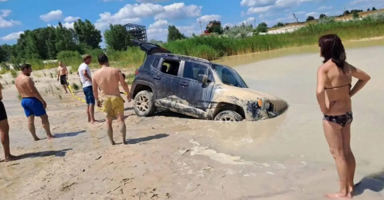 У Кам’янському районі джип провалився у пісок на пляжі - подробиці