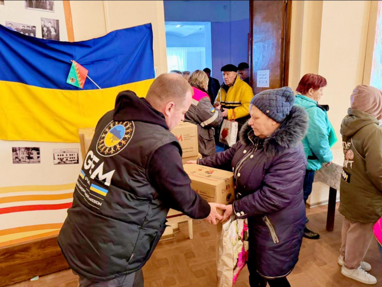 На Дніпропетровщині переселенці з Авдіївки отримали продовольчі бокси від міжнародних благодійників