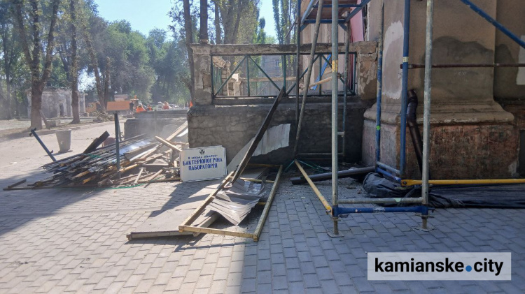 Пологове у Кам’янському після ракетного удару: обвалені стіни, зруйновані двері та знищені інтер’єри