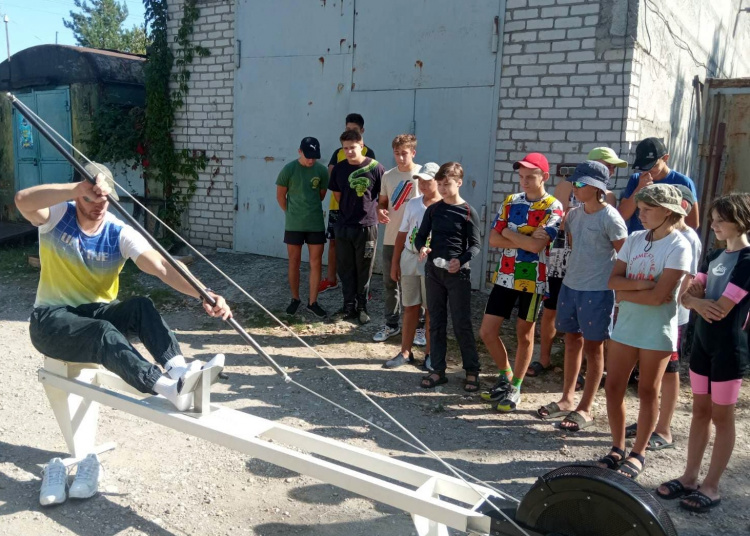 Титулований спортсмен з Кам'янського подарував вихованцям місцевої ДЮСШ сучасний інвентар для занять