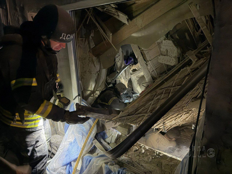 Ніч жаху в Кам’янському: «шахед» зніс верхні поверхи житлового будинку - є постраждалі