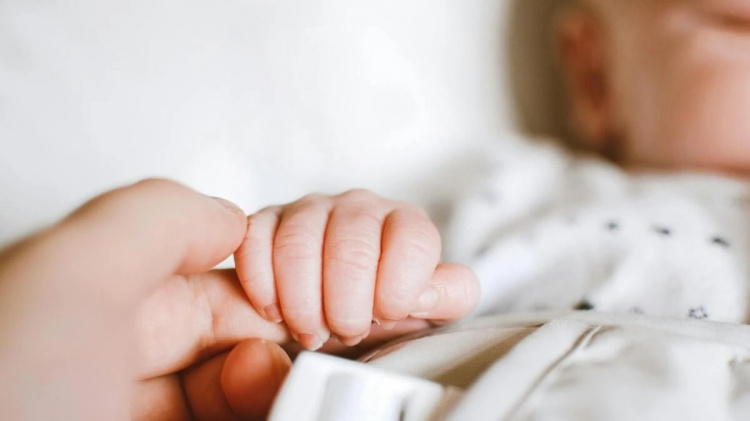 Діти війни: як стрес і обстріли змінюють статистику пологових будинків Дніпропетровщини