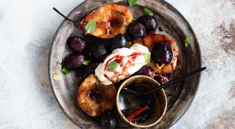 Скуштуйте домашній десерт: виноград та груші у марсаловому сиропі з корицею та ваніллю