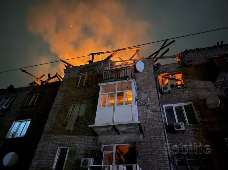 Ніч жаху в Кам’янському: «шахед» зніс верхні поверхи житлового будинку - є постраждалі