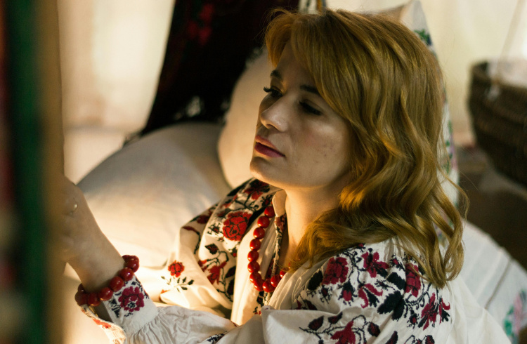 Хустки як мистецтво: художниця з Дніпропетровщини створює унікальні авторські аксесуари