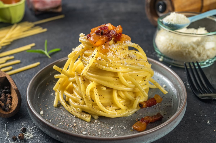 Приготуйте кремову пасту карбонара — класична італійська вечеря для гурманів