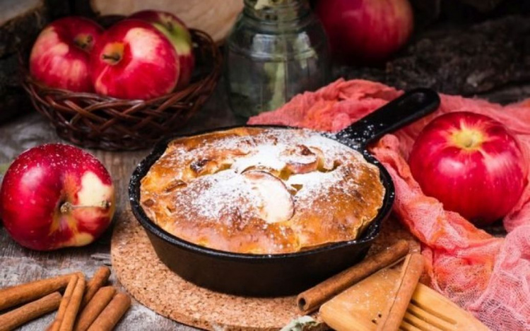 Готуємо улюблену шарлотку з яблуками на сковороді: економно і смачно