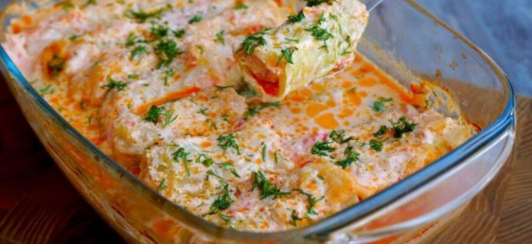 Спробуйте соковиті голубці в томатно-сметанному соусі — класика, від якої неможливо відмовитися