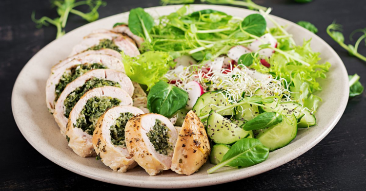 Приготуйте ніжний курячий рулет з сиром та шпинатом — святкова страва на кожен день